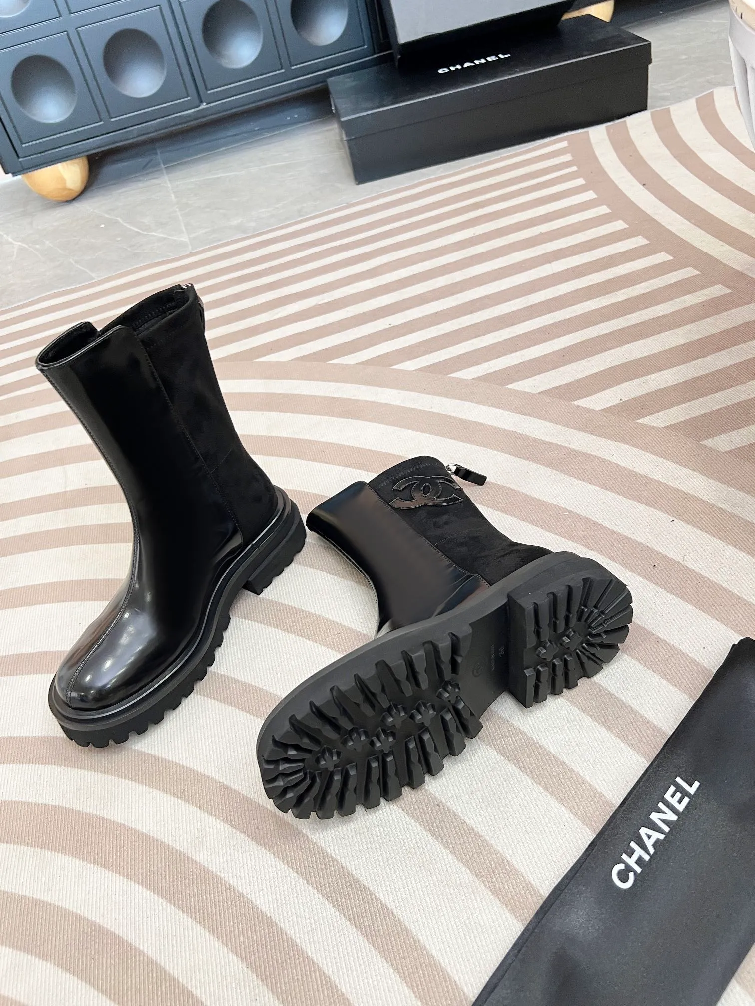 👟👟Ex-factory price 600👟👟 CHANEL* Chanel* new autumn and winter style. These letter knight boots are really a representative of handsome fashion. The double C electro-embroidered logo on the boot tube is low-key yet luxurious! Simple, fashionable, individual and grand! The natural and smooth beauty has a beauty that amazes the time. You should also show off your long legs in winter ~ Upper: calfskin/open edge beads Inner: sheepskin lining Size: 35-41